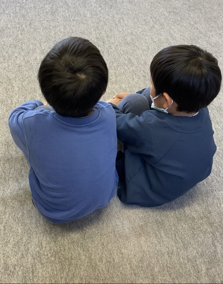 きちんと座っている男の子2人組
